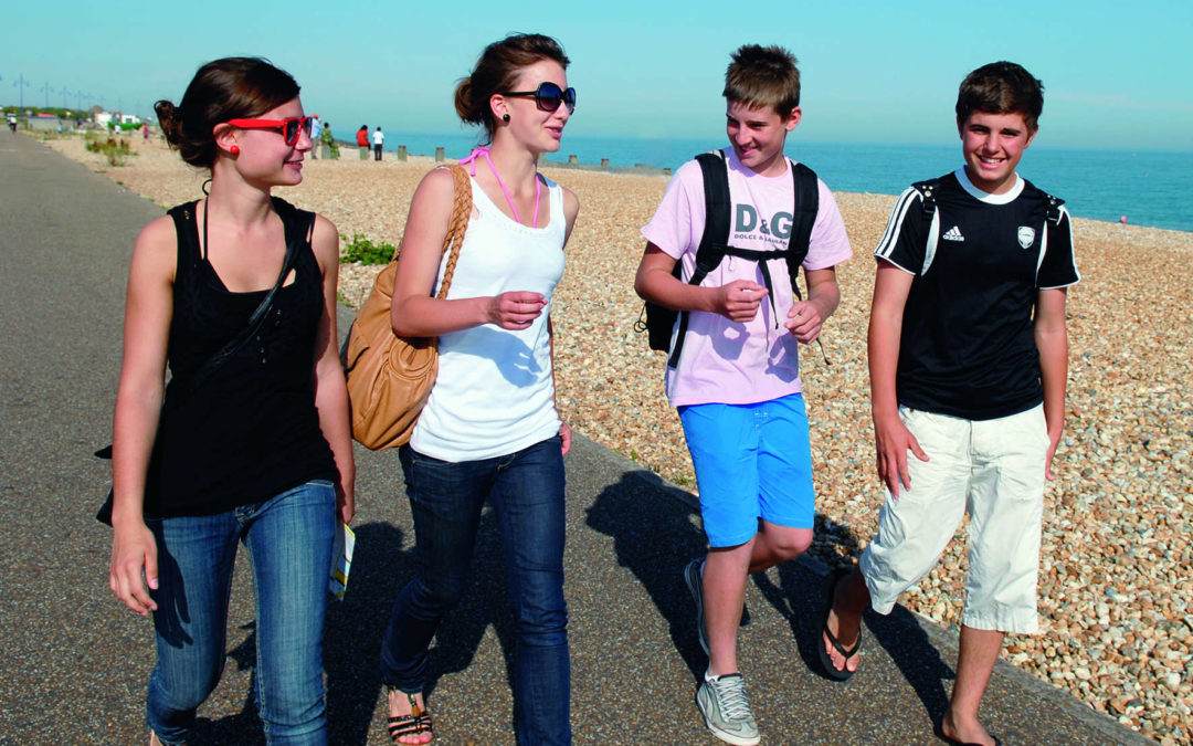 Schüler beim Strandspaziergang während einer Sprachreise