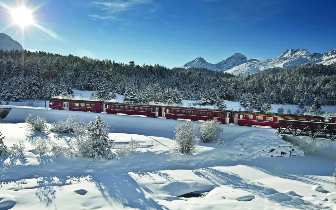 Alpen entdecken: Die Rhätische Bahn fährt durch die Winterlandschaft der Schweiz.