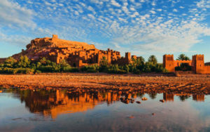 Urtümliche Bauten, Landschaft von Marokko (den richtigen Mietwagen buchen).