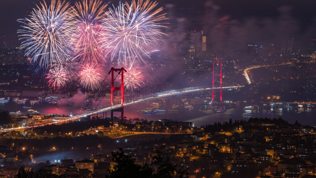 Feuerwerk zu Silvester über Istanbul.