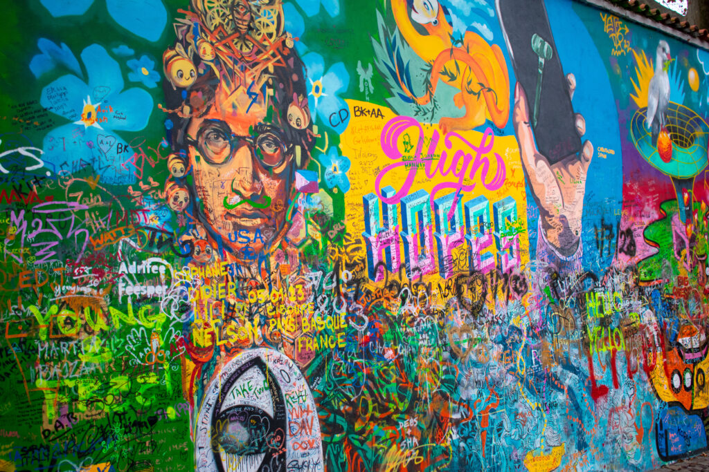 Die Lennon Wall in Prag als Ausdruck für Frieden und Freiheit.