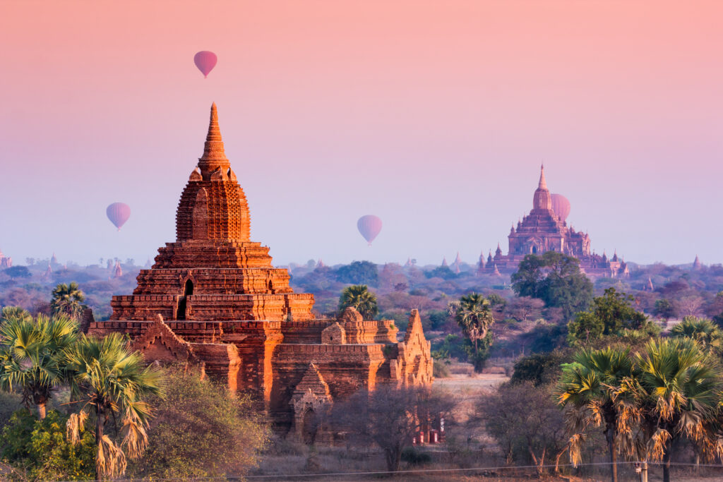 Backpacking: Heißluftballons über Tempel in Bagan, Myanmar
