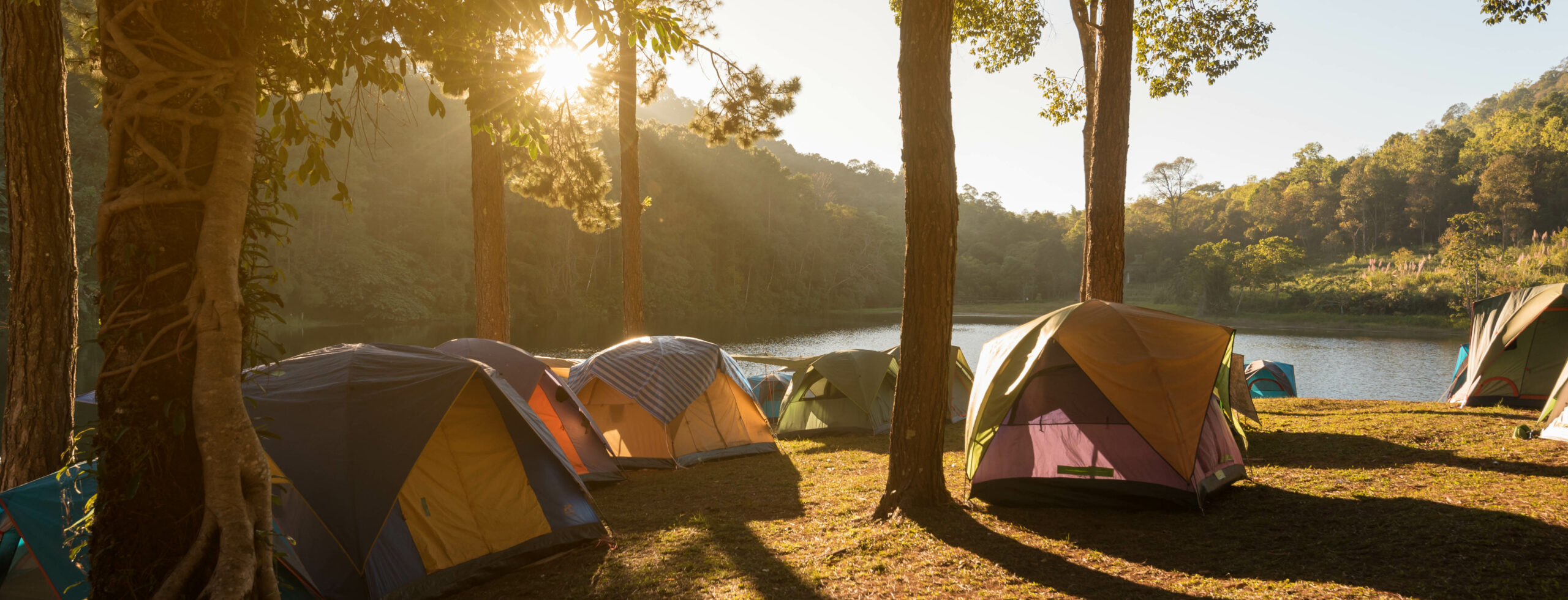Mit dem Zelt campen gehen.